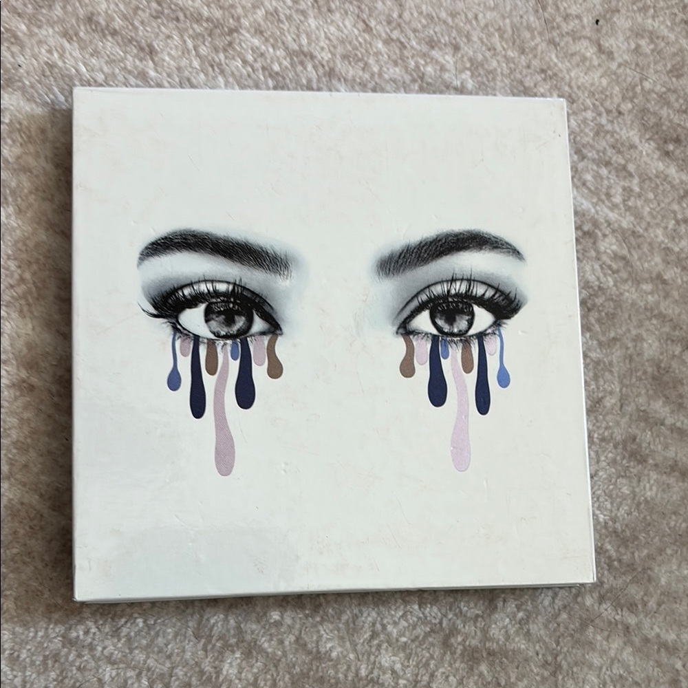 Eye Shadow Palette with Artistic Design
